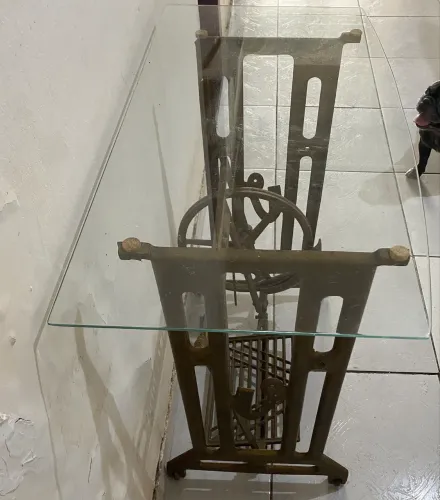 Mesinha  com pé antigo de máquina  relíquia 