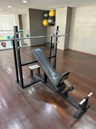 SUPINO INCLINADO REGULÁVEL COM SUPORTE PARA BARRA
