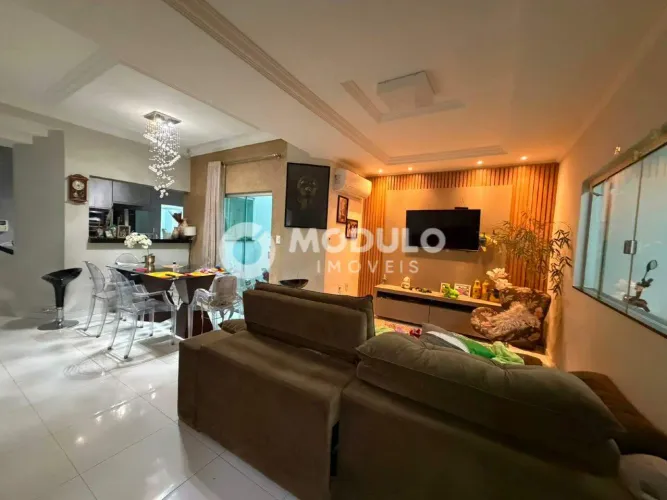 CASA RESIDENCIAL à venda, 3 quartos, 1 suíte, 2 vagas, ALTO UMUARAMA - Uberlândia/MG
