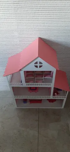Casinha de madeira rosa e branca