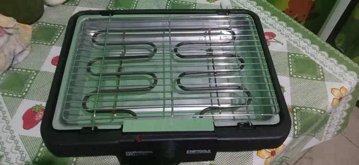 Churrasqueira elétrica nova usada 2 vezes em perfeito estado de funcionamento !