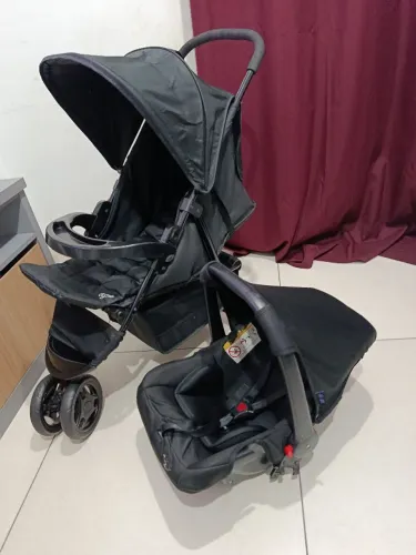 Carrinho e bebê conforto.