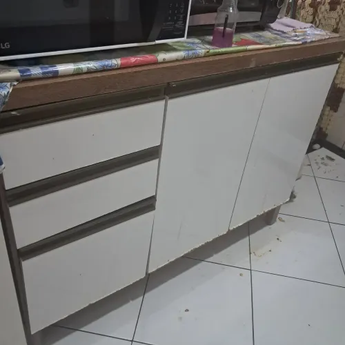 Vendo armário de cozinha com marca de uso nas portas . Dentro.esta conservado 