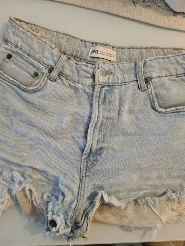 Short Zara destroyed curto jeans - usado