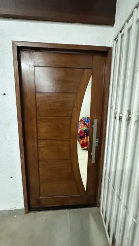 Vende-se porta pivotante usada