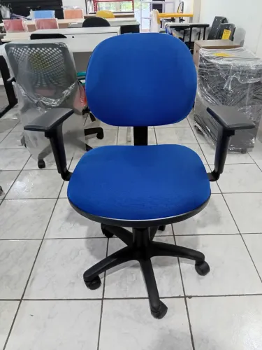 Cadeira giratória com braços