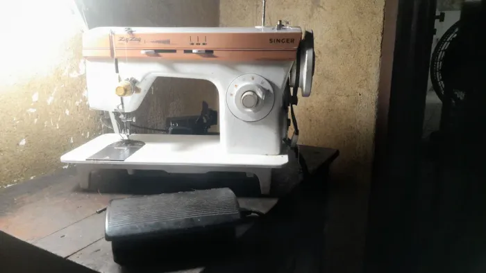 Máquina de costura doméstica singer zigue-zague 