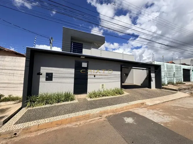 Casa a venda, rua fechada 3 quartos 1 Escritório