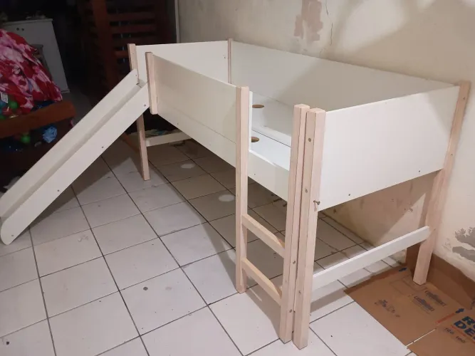 Cama solteiro com escorregador