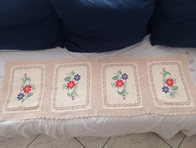 Pano caminho de mesa bordado a mão flores