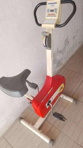 Vendo Bicicleta De Treino Bem conservada funcionando perfeitamente 