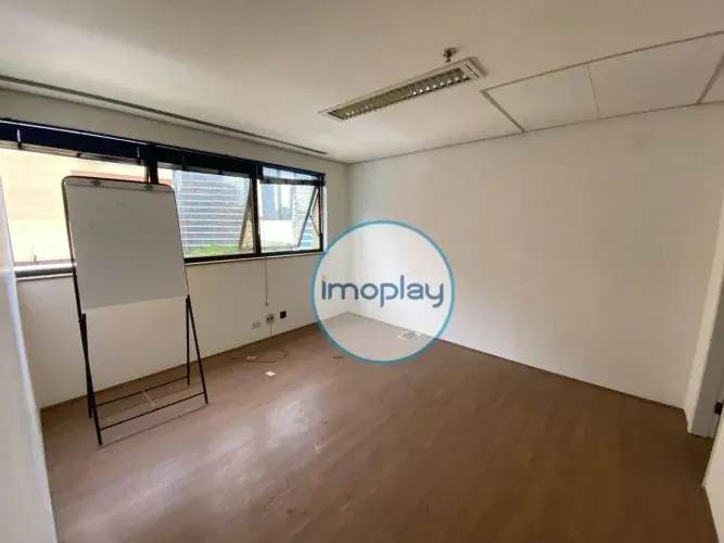 Conjunto comercial com 120m², piso laminado e 03 vagas de garagem.
