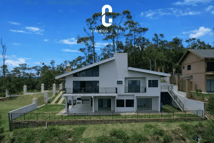 Casa Nova com Vista Frontal para a Pedra do Baú Alpes de Campos do Jordão.