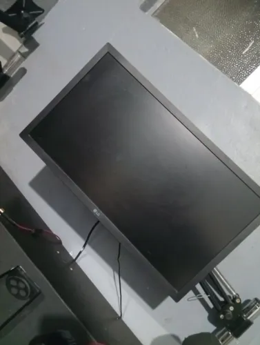 Monitor gamer 23 Polegadas da LG, Vem com a Base.