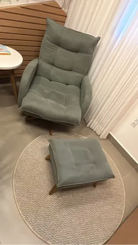 Poltrona amamentação com suporte pés