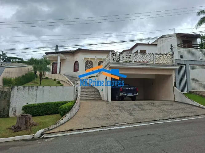 Casa de Alto Padrão em Condomínio em Cotia: 3 Suítes e Piscina