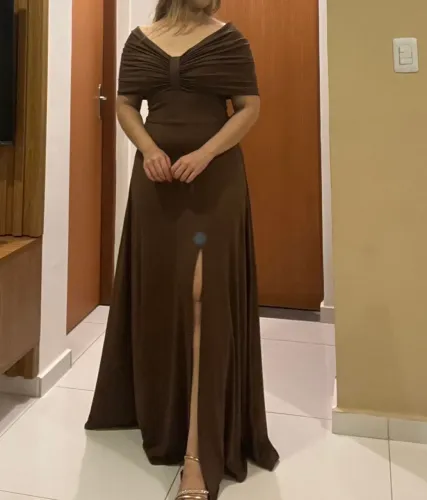 Vestido marrom de festa