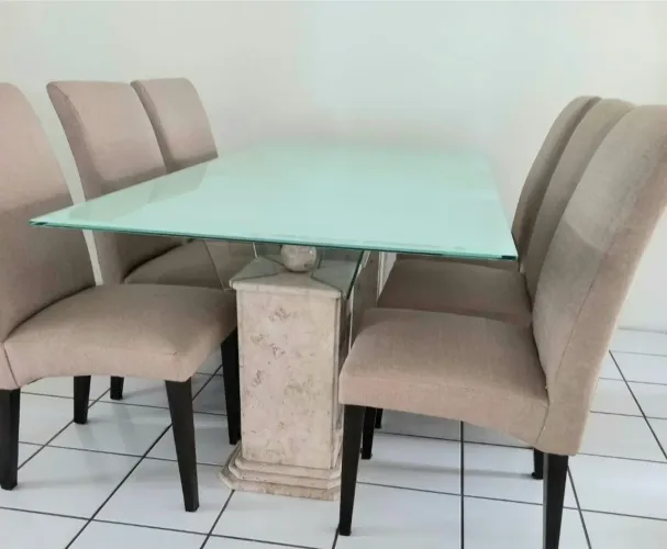 Mesa de mármore travertino com vidro