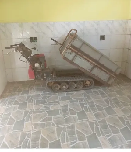 Carrinho de transporte motorizado ou jerica motorizada com tração em esteira.
