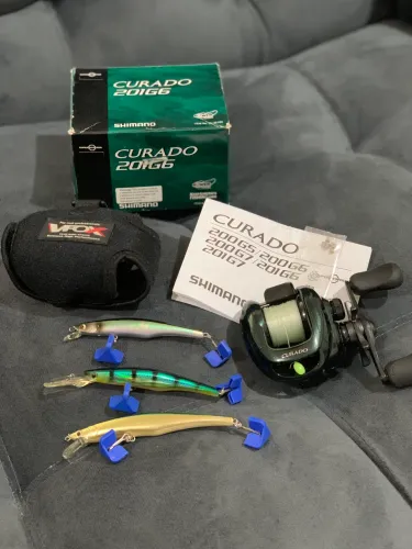 Carretilha Curado 201G6 com 3 iscas Shimano