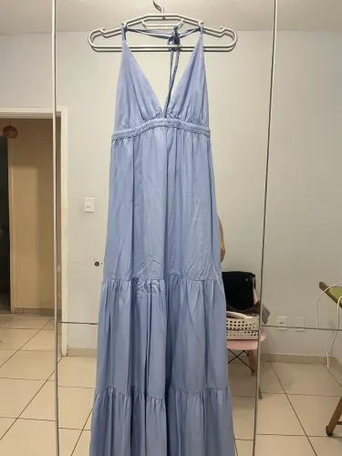 Vestido azul claro longo com decote e amarração 