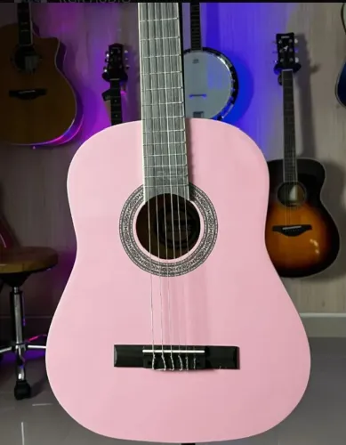Violão rosa. Usado somente duas vezes. comprado em 2025. Anunciado para venda 2026