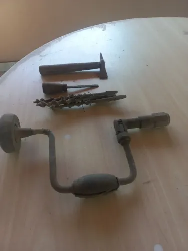 Reliquia , furadeira manual e acessorios. 
