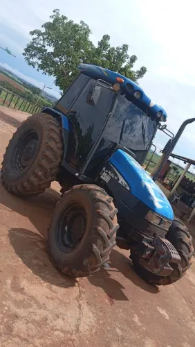 Trator TL 75 gabinado ar condicionado