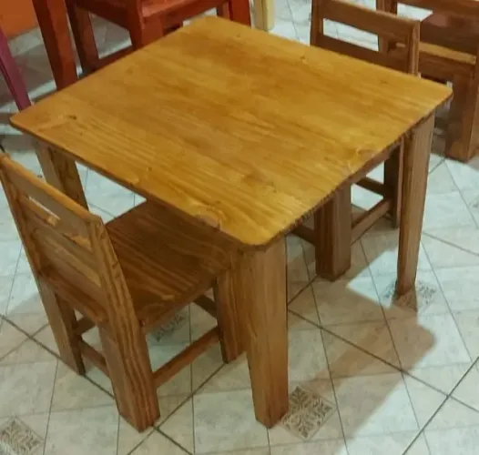 Cadeira para crianças com 2 cadeiras envernizadas
