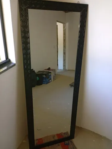 Vende-se espelho preto.
