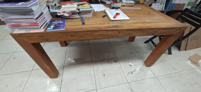 Mesa corporativa ampla e resistente, ideal para escritório, home office, sala de gerência