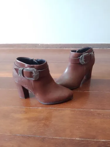 Bota beira rio salto médio cano baixo 35