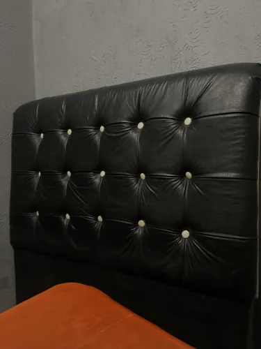 Vende-se cabeceira para cama de solteiro, estofada em couro, poucos meses de uso