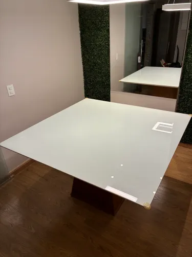 Mesa 1,40x 1,40 com tampo de vidro branco e pe de madeira