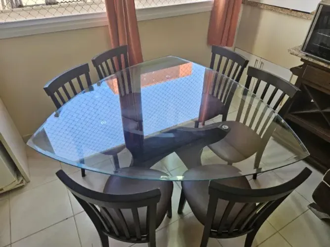 mesa de jantar triangular com tampo de vidro e 6 cadeiras