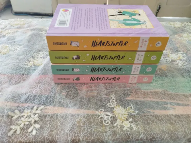 Livros heartstopper volumes do 1 ao 4 (em ótimas condições)