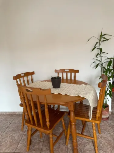 Mesa redonda de madeira maciça 1M