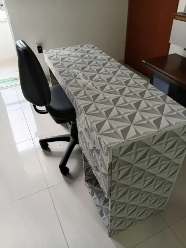 Escrivaninha e cadeira