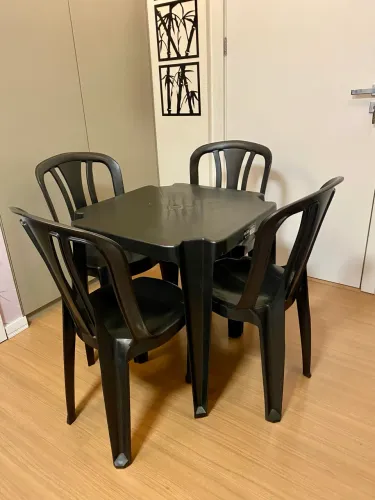 Mesa Plástica Reforçada 70x70cm Quadrada Ideal para Área Gourmet Bar e Eventos e piscinas