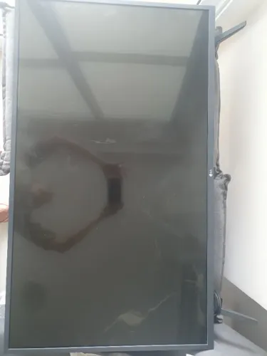 TV LG com tela quebrada, com controle remoto funcionando.