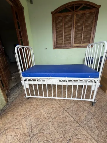 Berço Fawler Hospitalar 2 Manivelas Com Grades Móveis E Rodízios
