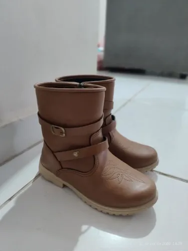 Bota infantil usada pouquíssimas vezes N°28