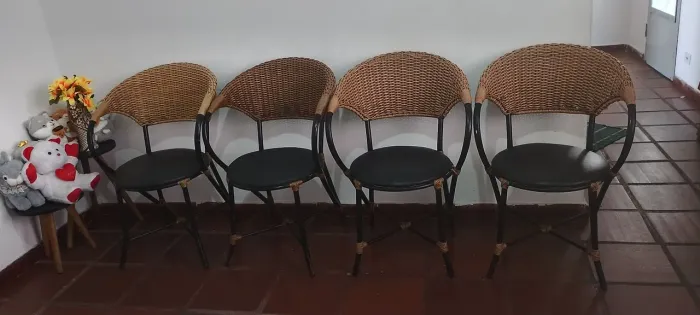4 cadeiras resistentes