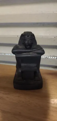 Escultura Egípcia em resina aproximadamente 6,5 cm coleção da Editora Planeta
