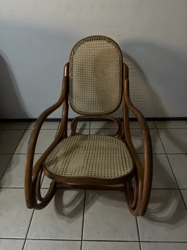 Cadeira De Balanço Antiga Estilo Thonet Em Madeira Vergada E Palhinha