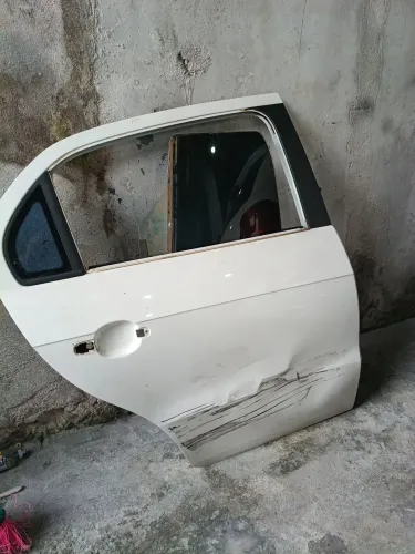 Porta traseira direita do Gol 2021 pra recuperar !com vidros! Para recupera