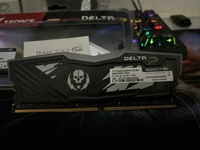 Memória T-Force Delta RGB 8GB (1x8GB) DDR4 3000MHz Preto