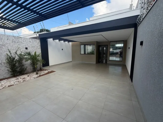 Casa moderna com quintal para piscina em maringá.