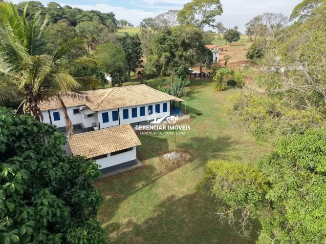 Lindo Sítio á Venda de 45.000m² com 2 Lagoas Naturais, 6 Quartos e Suíte em Esmeraldas/MG 