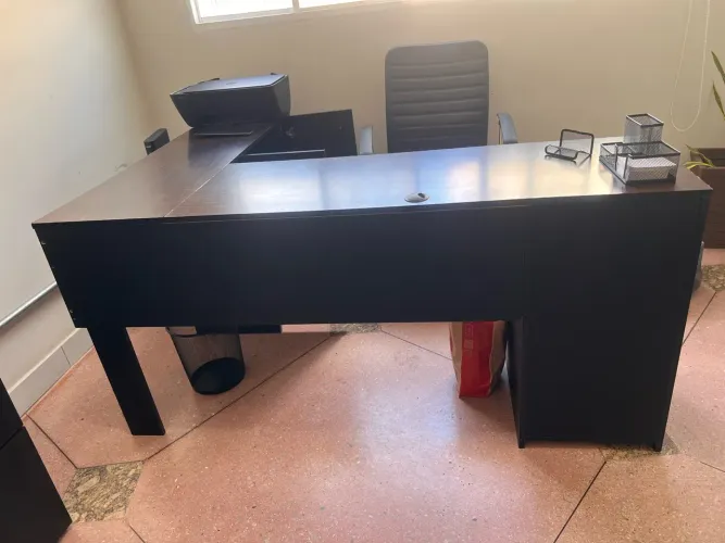 Estação de Trabalho em L Diretor (Armário + Gaveteiro) + 4 BRINDES Aramados!